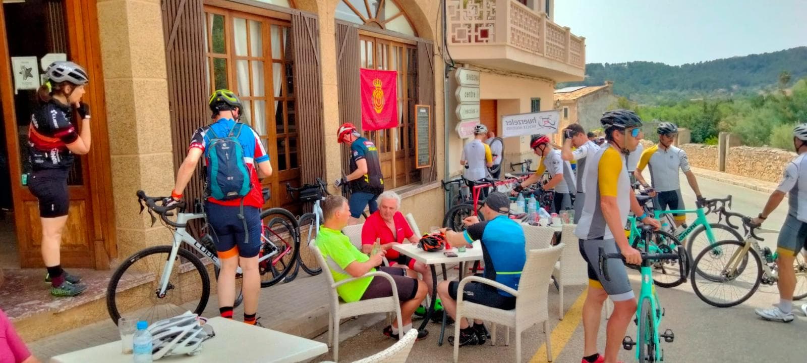 Ciclistas en la pintoresca carretera de montaña hacia Lluc