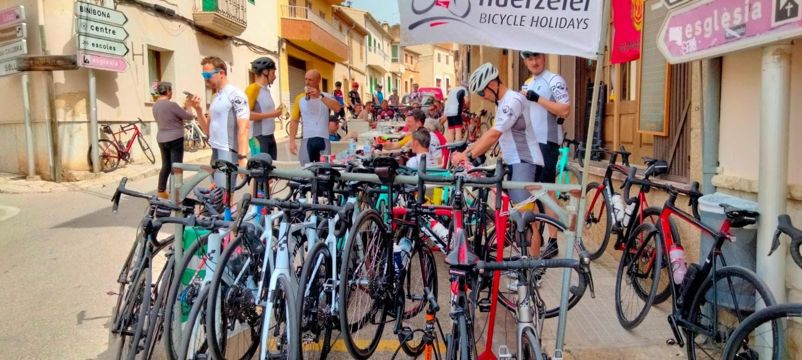 Vistas panorámicas de montaña a lo largo de la ruta ciclista