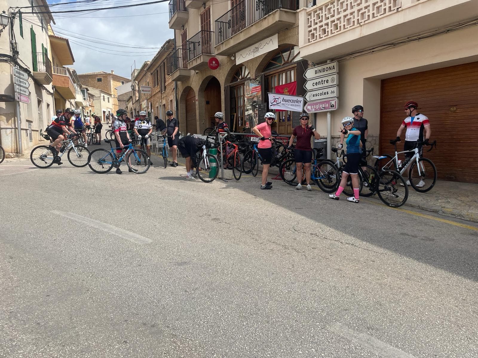 Ciclistes gaudint de les muntanyes de Tramuntana